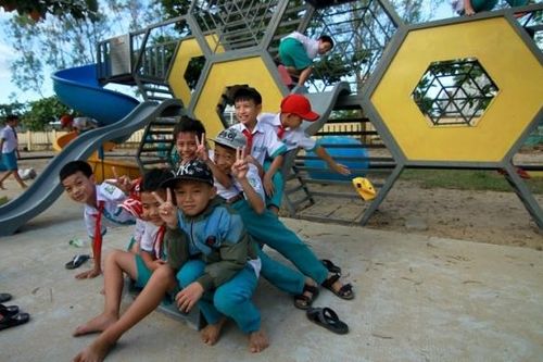 Hoa nở từ vùng đất đầy ký ức đau thương