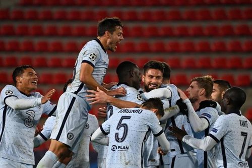 Giroud ghi bàn phút chót, Chelsea xuất sắc đoạt vé sớm