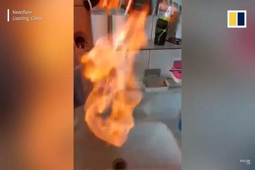 Nước máy ở Trung Quốc 'bắt lửa' cháy hừng hực