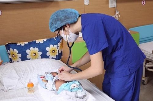 Bé sơ sinh ngừng thở trên đường đến bệnh viện thoát chết thần kỳ