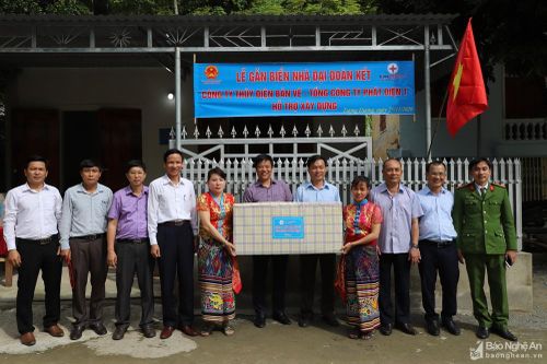 Tổng Công ty Phát điện 1 - Công ty Thủy điện Bản Vẽ tặng nhà tình nghĩa, nhà ở nội trú cho học sinh tại Tương Dương