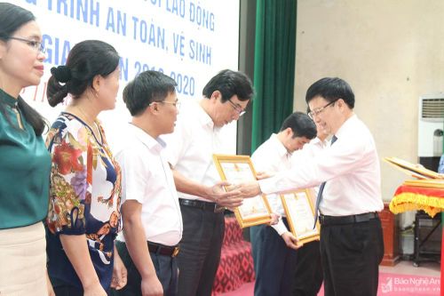 Nghệ An biểu dương các tập thể, cá nhân xuất sắc trong giải quyết việc làm và đảm bảo an toàn lao động