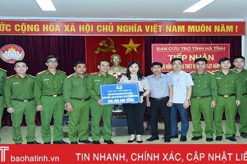 Nhiều tổ chức tiếp tục hỗ trợ người dân vùng lũ Hà Tĩnh