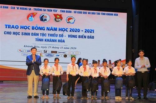 Trao học bổng Vừ A Dính cho học sinh có hoàn cảnh khó khăn