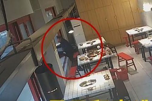 Clip: Vào nhà hàng ăn uống no say, nhóm người nhảy qua cửa sổ chạy trốn để quỵt tiền