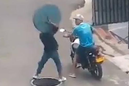 Lấy trộm nắp cống ngay giữa thanh thiên bạch nhật, gã đàn ông gặp báo ứng ngay sau đó