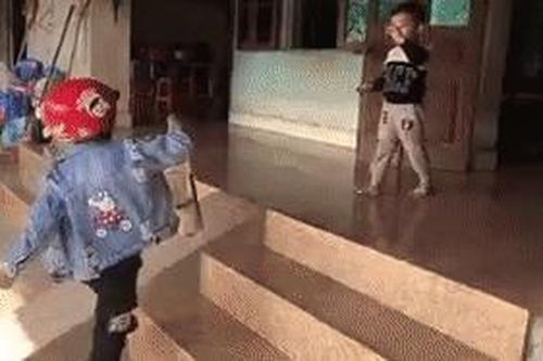 Bố mẹ ly hôn, hai anh em mừng rỡ gặp lại: Em trai có viên bi cũng để dành cho anh