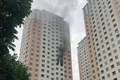 Cháy căn hộ tầng 13 khu đô thị Xa La, nhiều người dân hốt hoảng chạy lên nóc tòa nhà thoát nạn