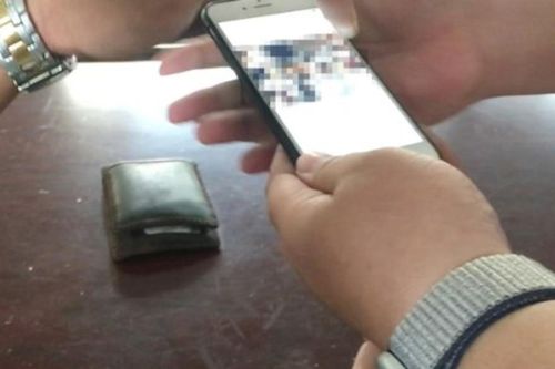 Mượn điện thoại của bạn, nam thanh niên lấy clip 'nóng' tống tiền người yêu bạn
