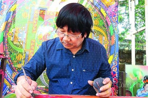 Hà Nội: Nghệ nhân Phạm Hồng Vinh - 'Thầy phù thủy' trong làng tranh kính Việt Nam