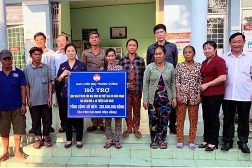 Ủy ban Trung ương MTTQVN hỗ trợ 320 triệu đồng cho 8 hộ bị hỏa hoạn ở Châu Đốc