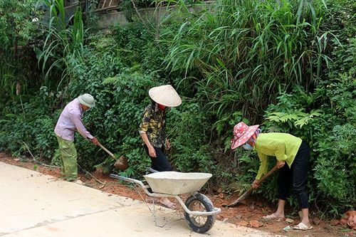 Bó Én xây dựng bản xanh - sạch - đẹp