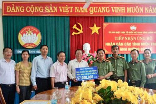 Tiếp nhận ủng hộ đồng bào miền Trung khắc phục hậu quả do mưa lũ