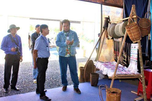 Thổ cẩm của người Mạ khoe sắc ở Lễ hội thổ cẩm