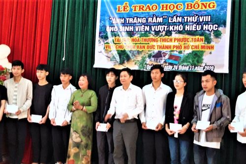 Trao 20 suất học bổng 'Ánh trăng rằm' cho sinh viên nghèo hiếu học
