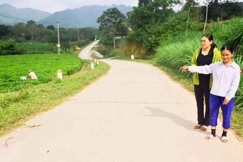 Những phụ nữ nghèo tự nguyện hiến đất làm đường