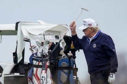 Ông Trump vẫn đi chơi Golf dù đang rất rối bời