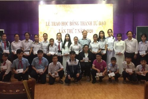 Huế : Trao 26 suất học bổng đến học sinh nghèo hiếu học