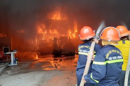Nghệ An: Cháy lớn tại kho chứa hàng ở thành phố Vinh