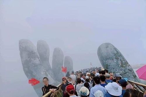 Vụ du khách trèo vào bàn tay trên Cầu Vàng: Bao giờ mới có văn minh du lịch?