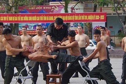 'Thót tim' với màn thao diễn của Cảnh sát cơ động
