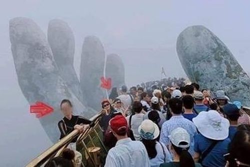 Nữ du khách thách thức tử thần khi trèo vào bàn tay đỡ Cầu Vàng