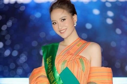 Hoa hậu Khánh Ngân diện váy xẻ tà cao