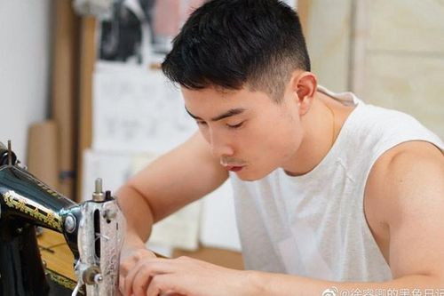 Dân mạng 'phát cuồng' với ông bố may hơn 100 bộ váy tuyệt đẹp cho con gái