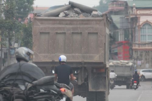 Xe quá khổ, quá tải tung hoành quốc lộ 17B ở Hải Dương như chốn vô pháp luật