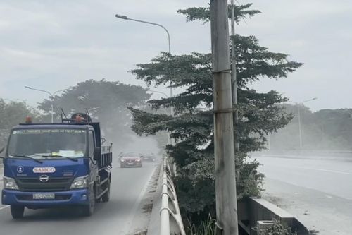 Kinh hãi cảnh bụi bay mù mịt, trắng xóa con đường ở TP.HCM do đơn vị thi công ẩu