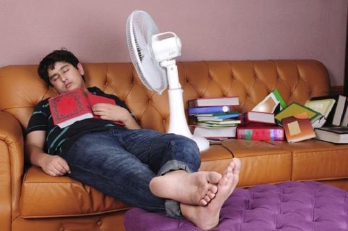 Để quạt thổi trực tiếp vào cơ thể khi ngủ và mối nguy hại khôn lường