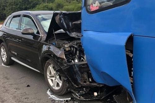 Đồng Nai: Xế hộp Audi nát đầu khi tông trực diện xe buýt, nhiều hàng khách la hét kêu cứu