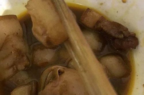 Mải chăm con nhỏ ốm, nàng dâu bật khóc khi thấy mâm cơm mẹ chồng để dành