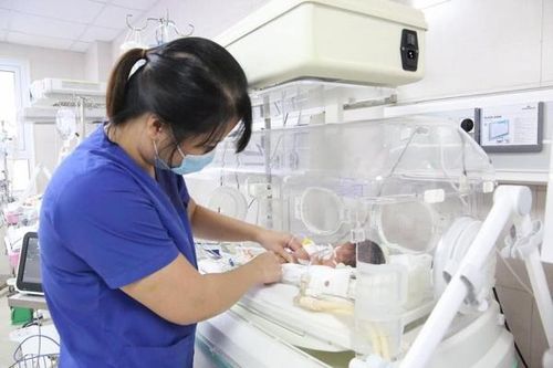 Cứu sống bé trai mắc nhiễm khuẩn sơ sinh sớm trên nền bệnh màng trong