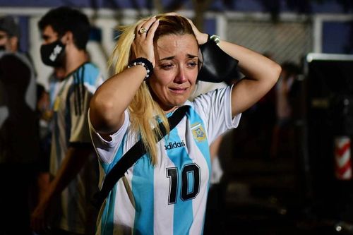 Người hâm mộ khóc cạn nước mắt tiếc thương Maradona