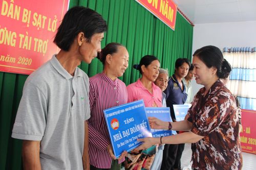 Hỗ trợ người dân vùng sạt lở Nam Sông Hậu an cư