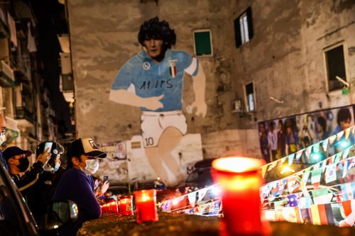 Người hâm mộ tưởng nhớ Maradona