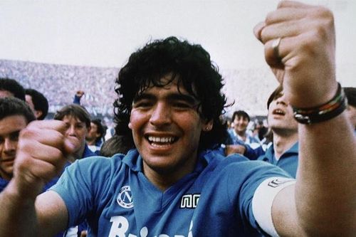 Napoli đổi tên sân để tưởng nhớ Maradona