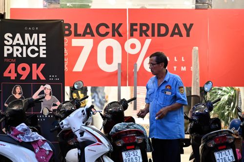 Khách hàng nữ đổ xô sắm đồ sát ngày Black Friday ở TP.HCM
