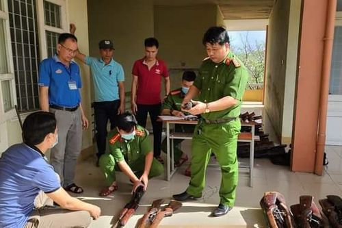 Giao nộp vũ khí, công cụ hỗ trợ