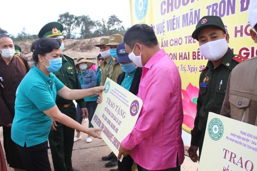 Quảng Trị: Tặng quà cho người dân hai bên biên giới Việt Nam - Lào bị ảnh hưởng bởi bão lũ