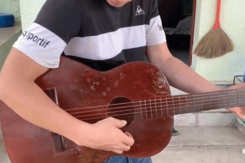 Dùng mì tôm để phục chế đàn guitar cũ nát