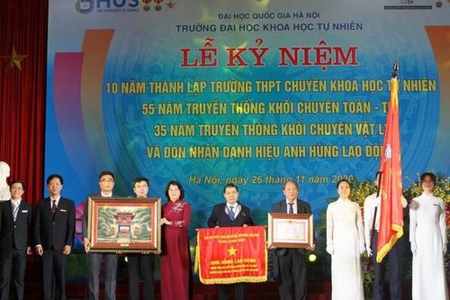 Trường THPT chuyên Khoa học Tự nhiên đón nhận danh hiệu Anh hùng Lao động