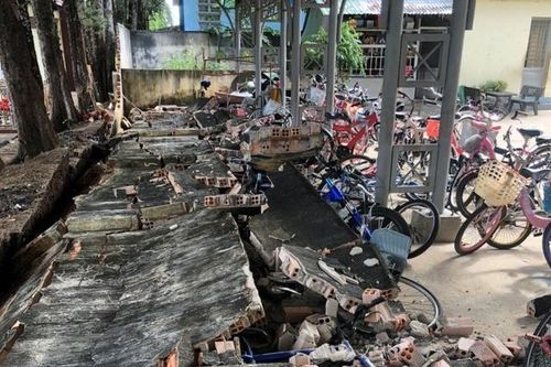 Đồng Nai: Sập tường rào trường học, làm hư hỏng nhiều xe đạp của học sinh