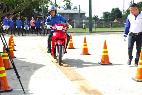 Hơn 300 thanh niên chung tay trao gửi thông điệp về an toàn giao thông