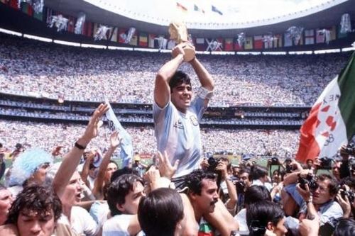 Cuộc đời và sự nghiệp đầy màu sắc của Maradona qua ảnh