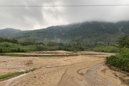 Một diện tích lớn đất sản xuất nông nghiệp tại miền Trung bị vùi lấp sau lũ
