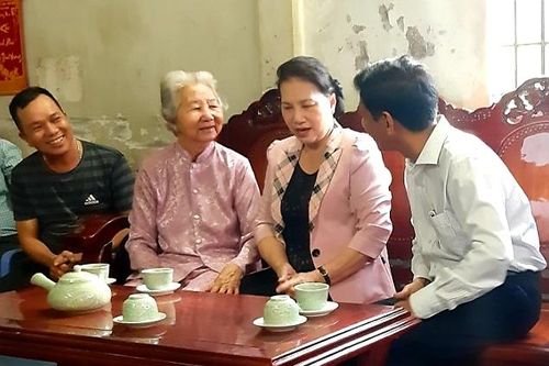 Chủ tịch Quốc hội Nguyễn Thị Kim Ngân thăm Mẹ Việt Nam Anh hùng tại Sóc Trăng