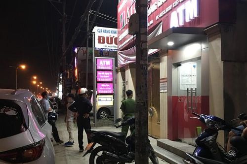 Đồng Nai: Truy tìm đối tượng cầm hung khí nhảy vào quầy giao dịch ngân hàng