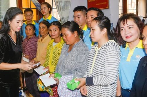 NSƯT Trịnh Kim Chi về miền Trung giúp đỡ bà con vùng lũ